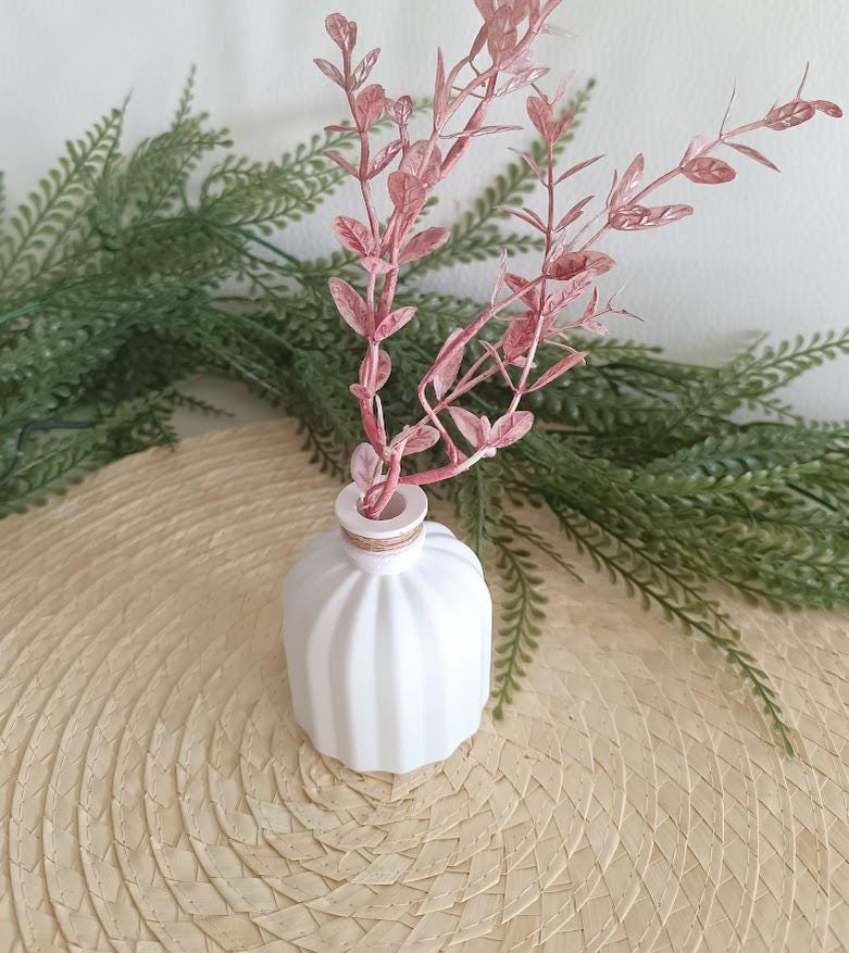 Petit vase diffuseur de parfum blanc.