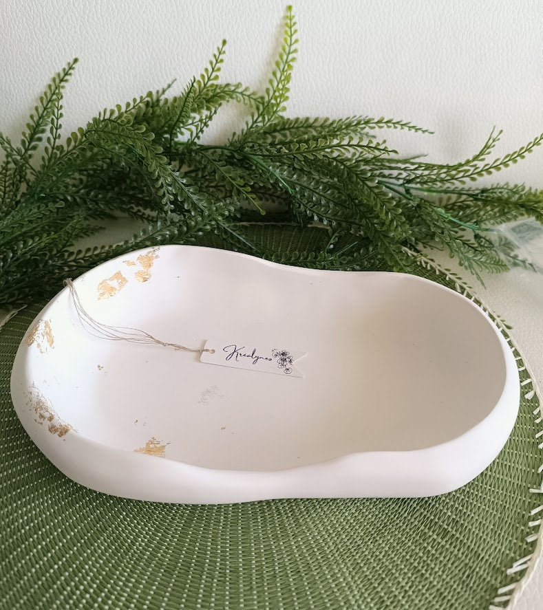 Grand plateau de décoration blanc et or.