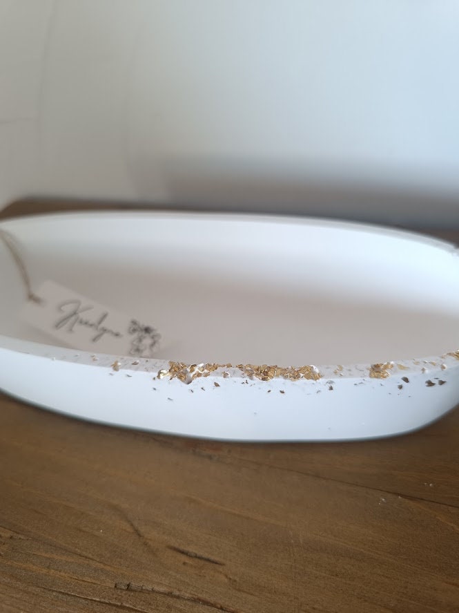 Coupe ovale blanche et petites pierres or