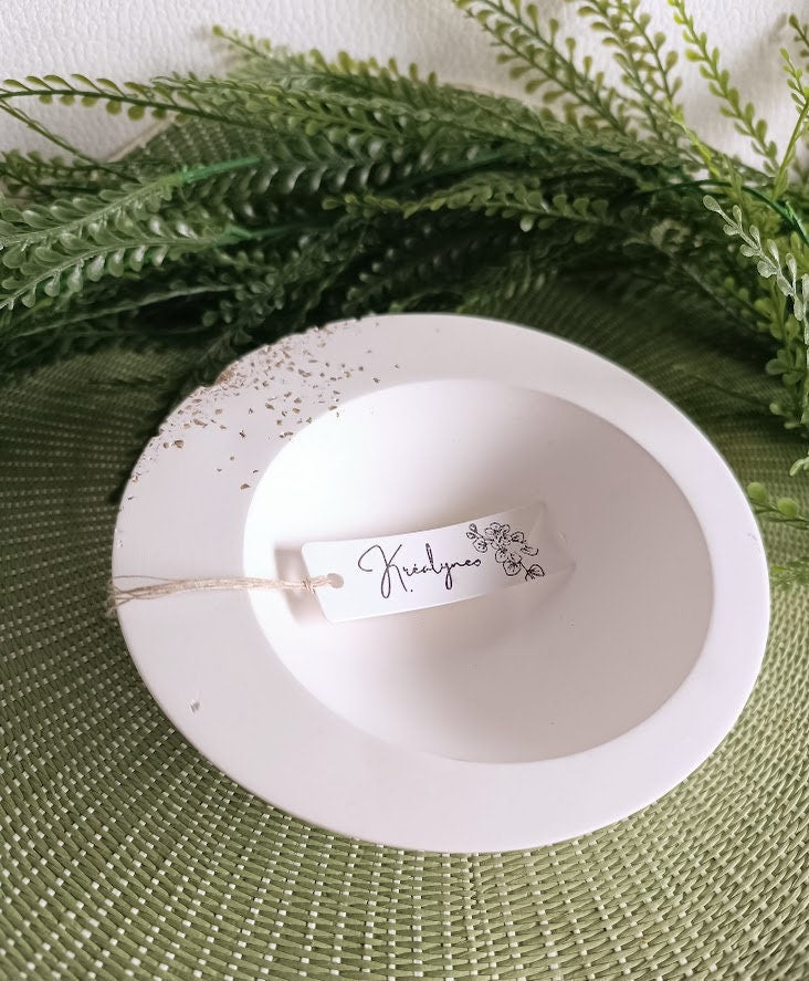 Coupe blanche et or.