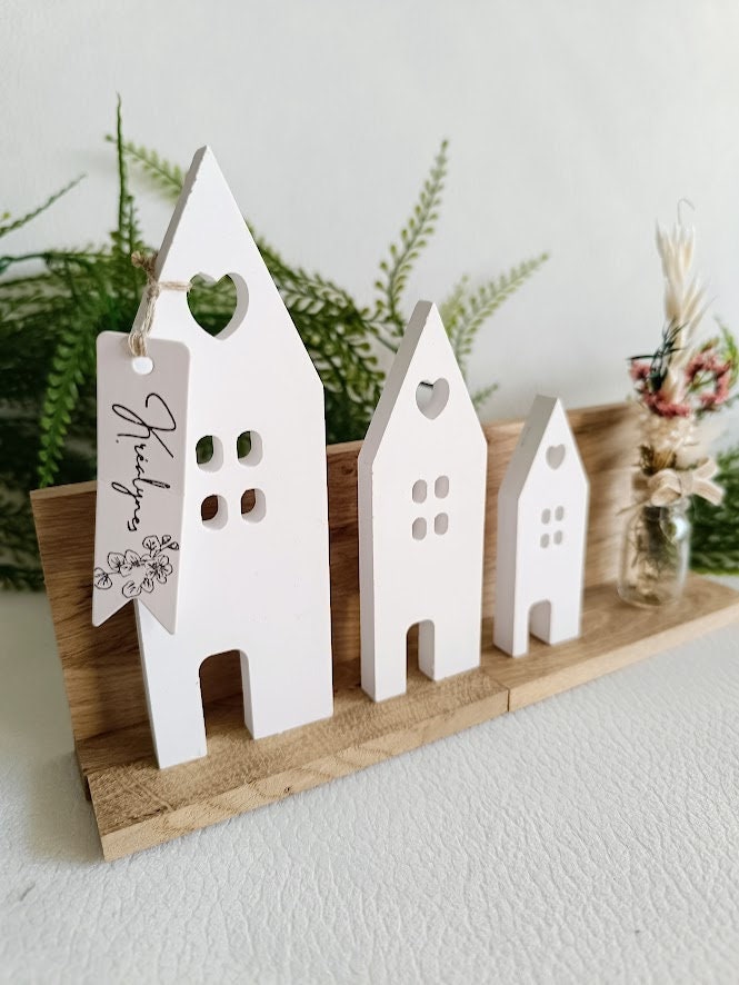Décoration à poser,  maisons blanches et support bois.