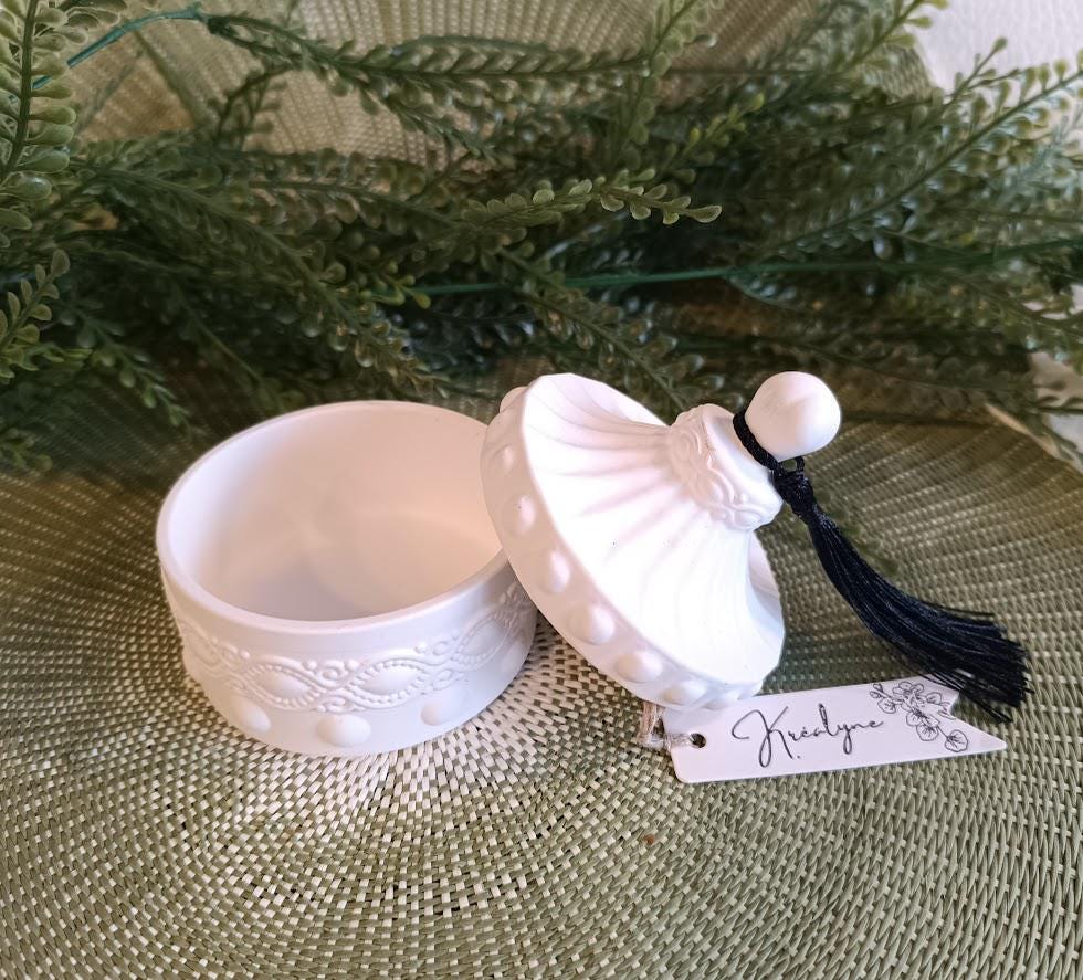 Boîte à bijoux blanche.