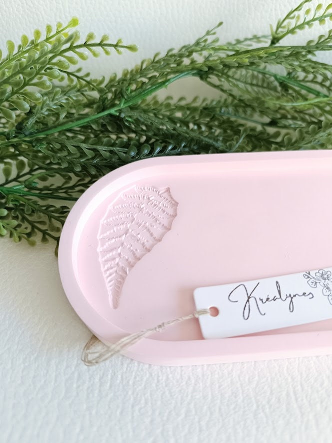 Plateau de rangement rose clair motif feuille.