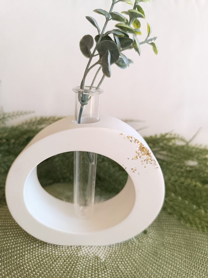 Vase de forme arrondie blanc et or.