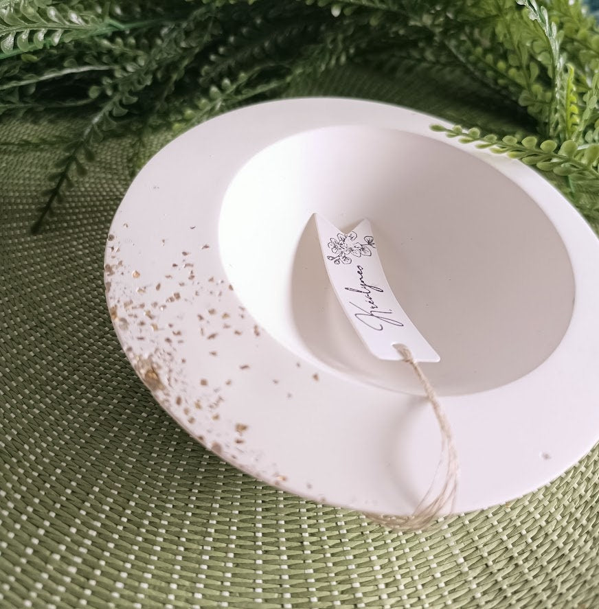 Coupe blanche et or.