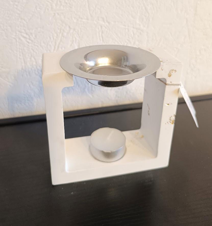 Brûle parfum carré blanc et or.