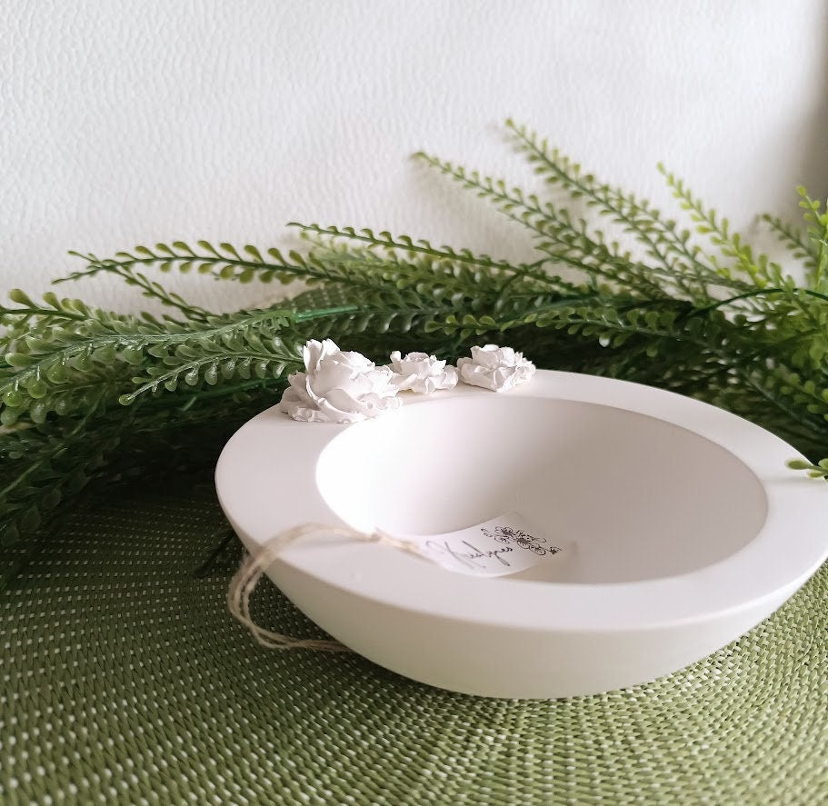 Coupe blanche roses en relief.