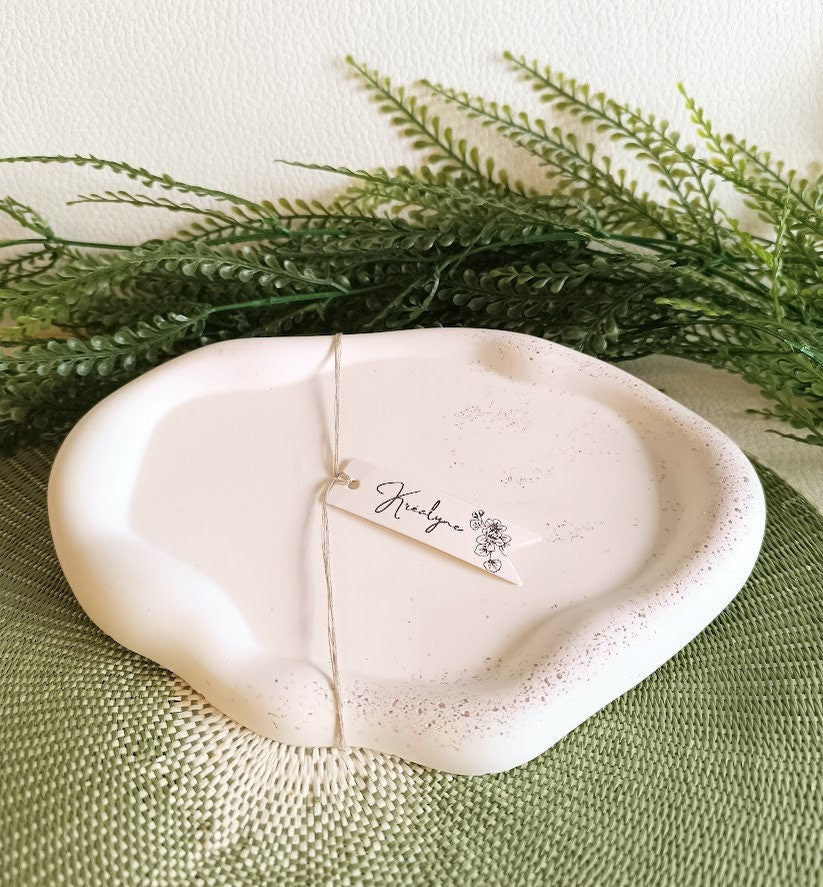 Plateau de rangement blanc et rose