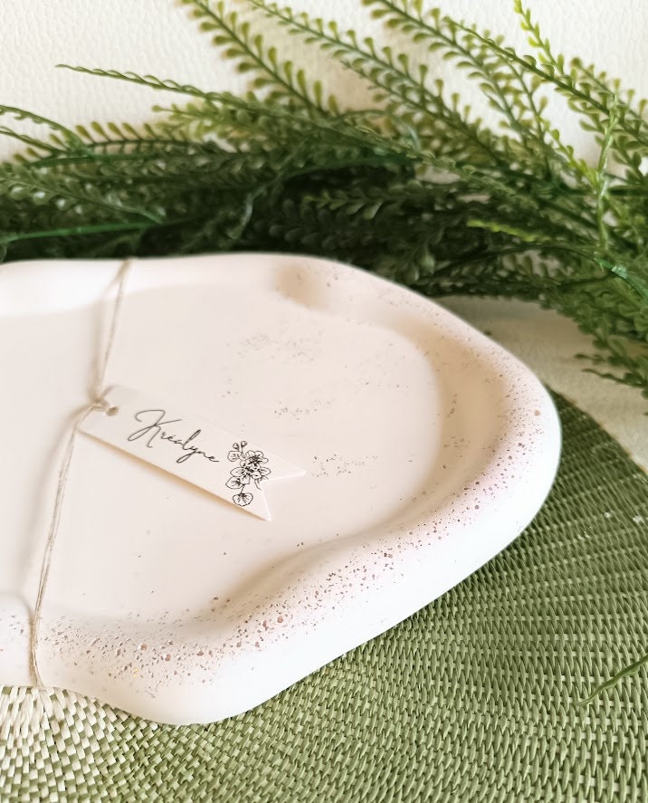 Plateau de rangement blanc et rose