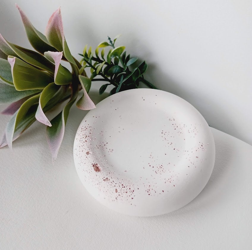 Plateau rond blanc et rose.