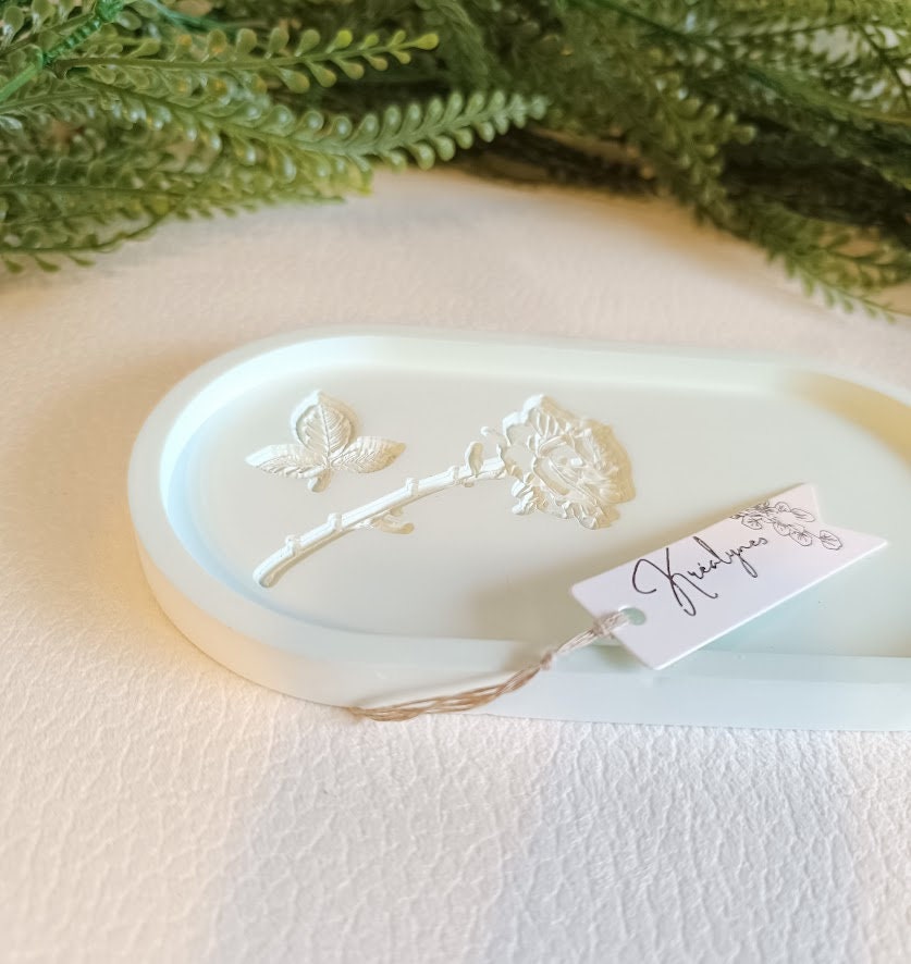 Plateau de rangement turquoise clair motif rose.