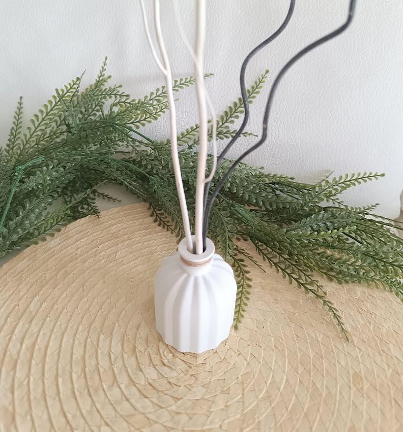 Petit vase diffuseur de parfum rose.