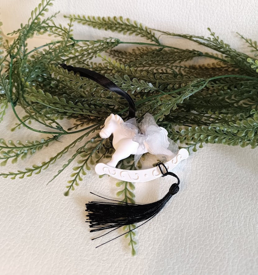 Décoration  "cheval à bascule" blanc et noir.