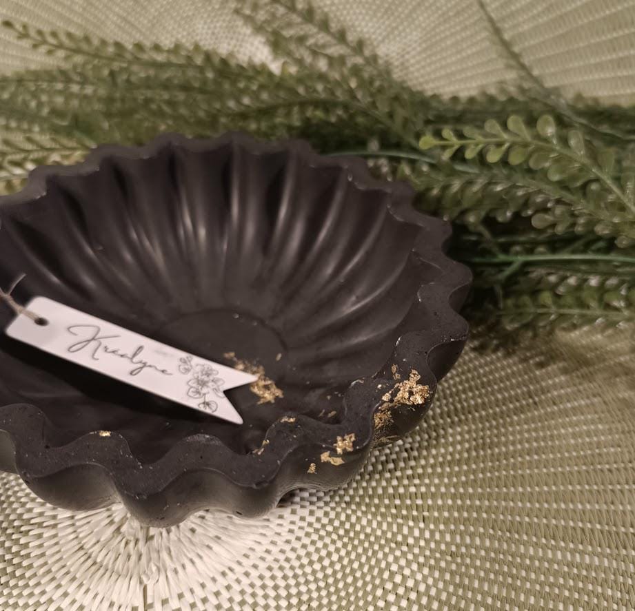 Coupe de rangement noire et or