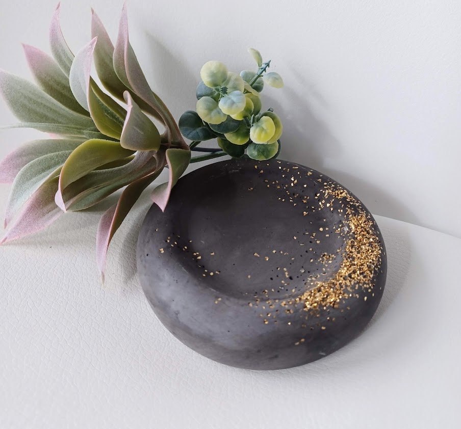 Plateau rond gris et or.