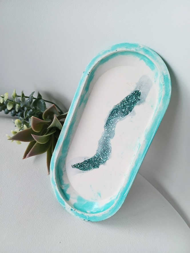 Plateau de rangement en jesmonite blanc et turquoise