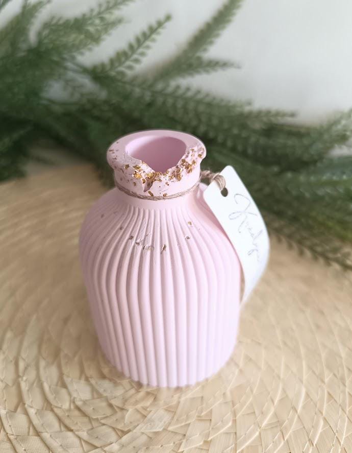 Vase décoratif rose et or.
