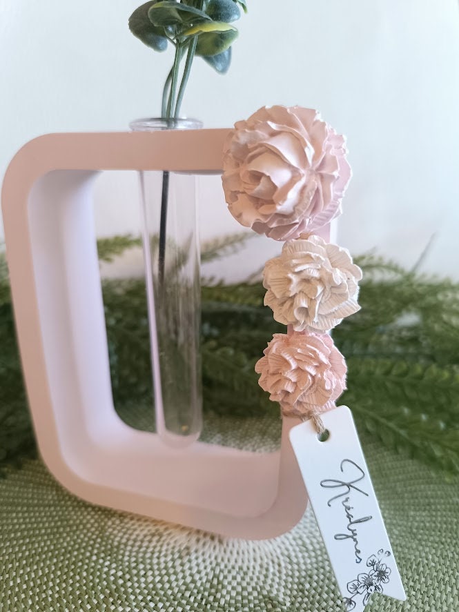 Vase de forme rectangulaire rose et blanc.
