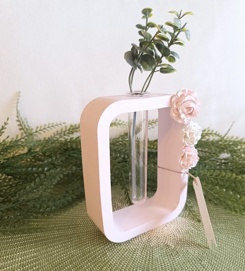 Vase de forme rectangulaire rose et blanc.