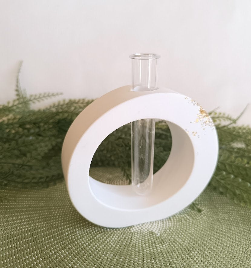 Vase de forme arrondie blanc et or.