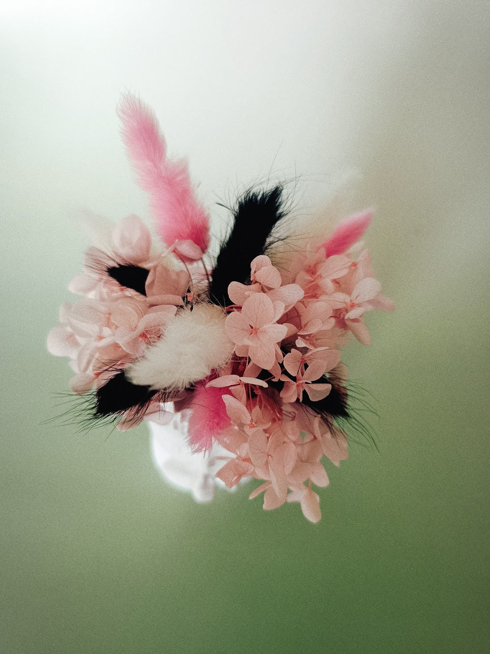 Fleurs séchées roses et blanches