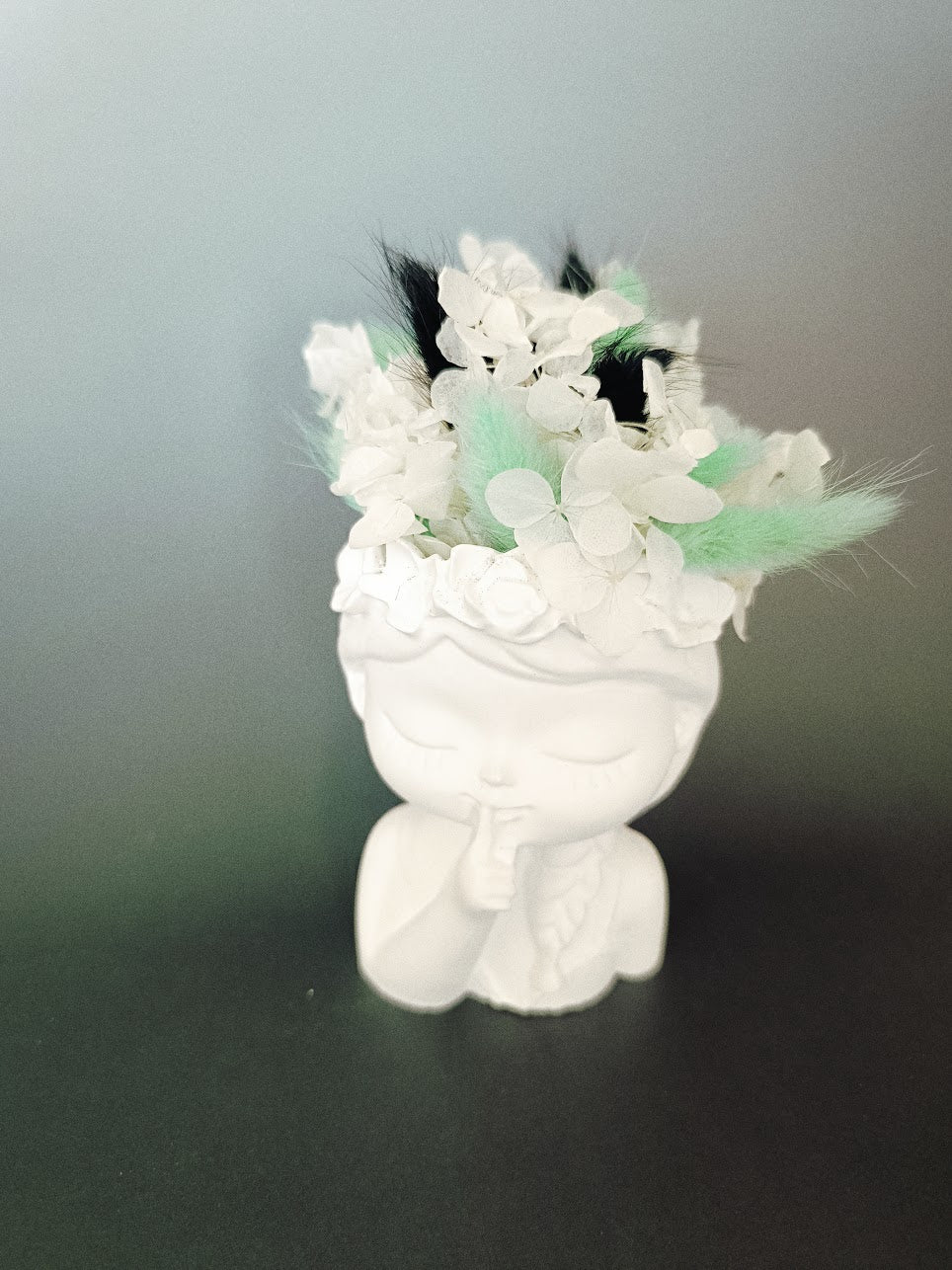 Fleurs séchées turquoises, vase petite poupée