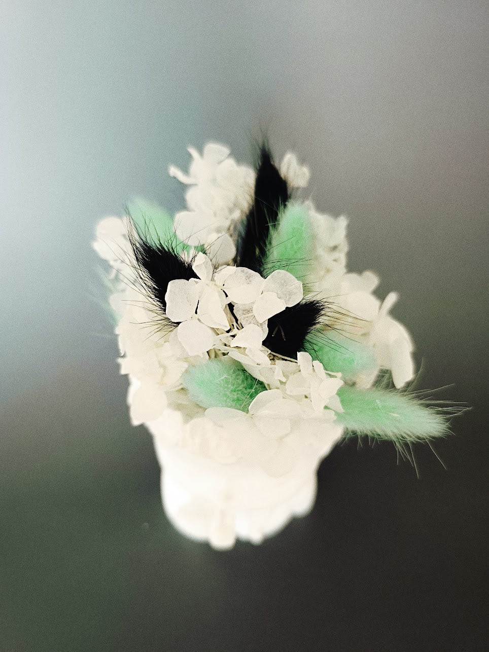 Fleurs séchées turquoises, vase petite poupée