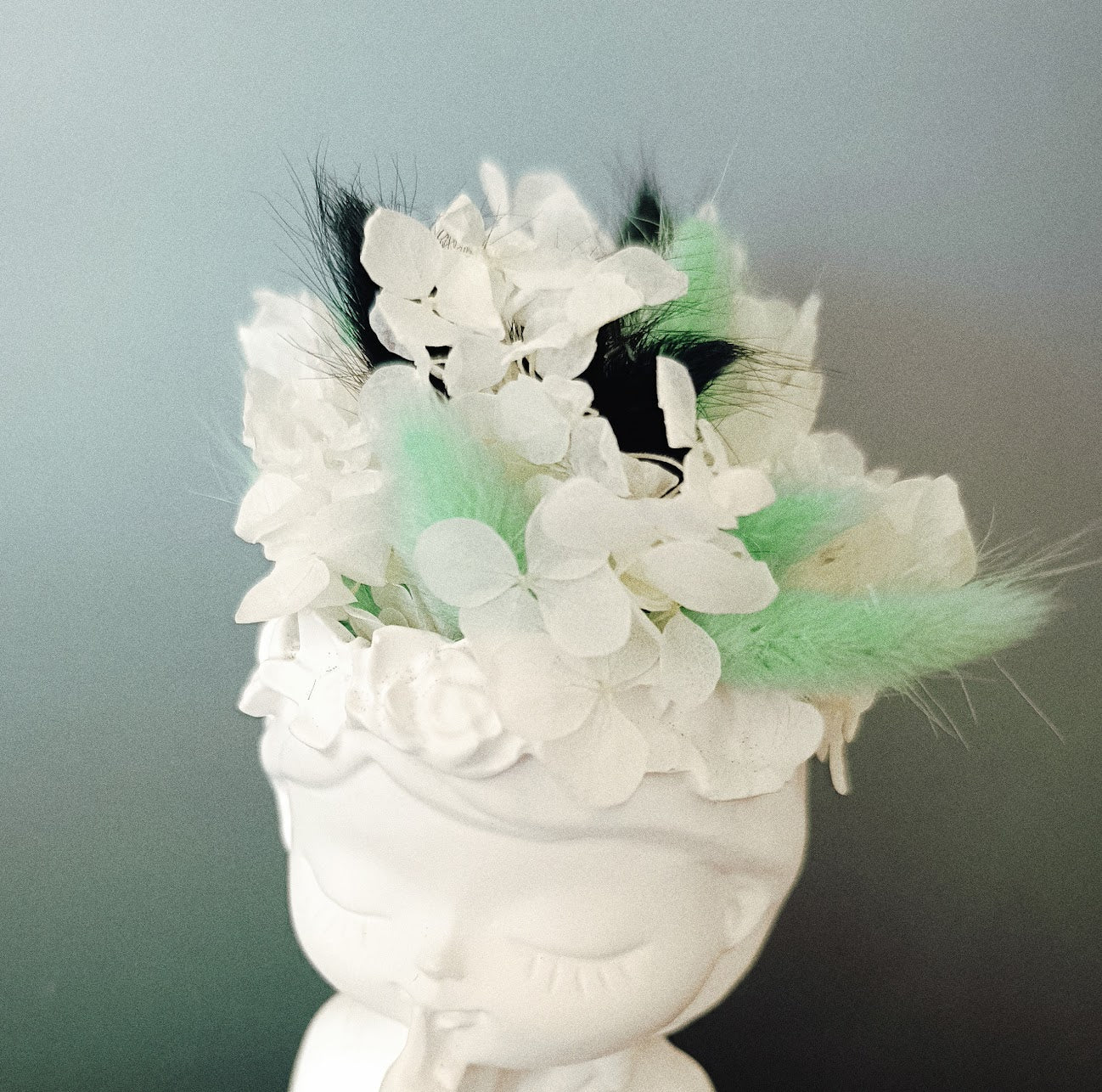 Fleurs séchées turquoises, vase petite poupée