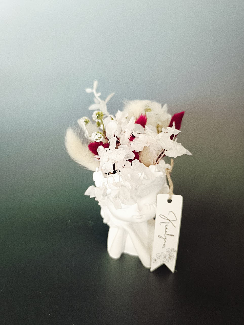 Fleurs séchées bordeaux et blanches