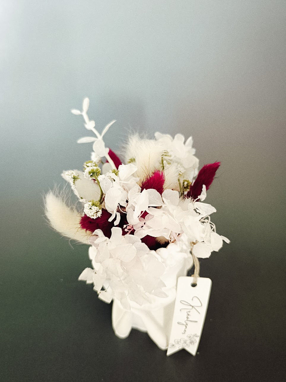 Fleurs séchées bordeaux et blanches