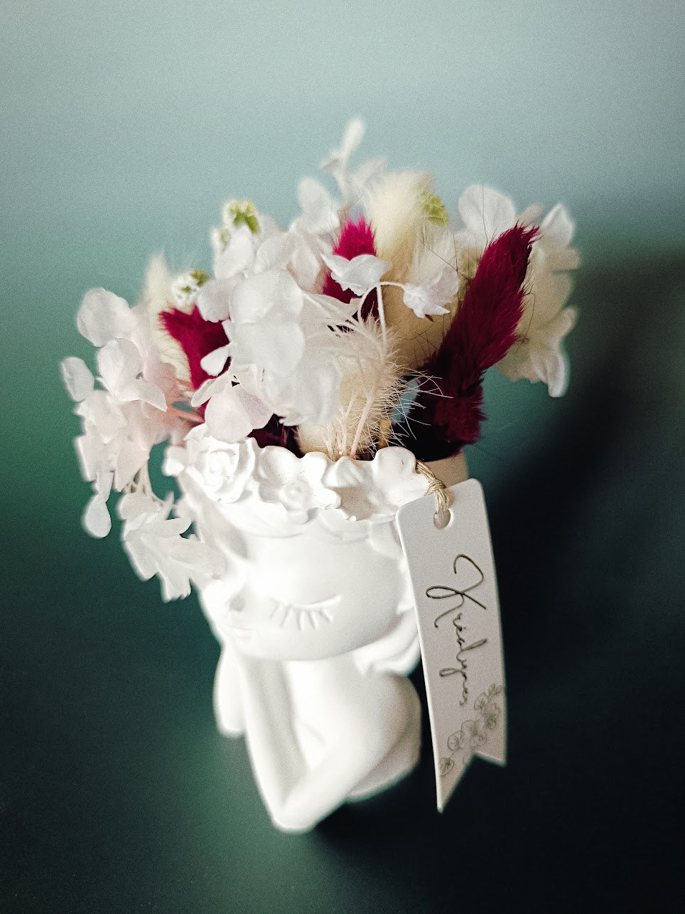 Fleurs séchées bordeaux et blanches
