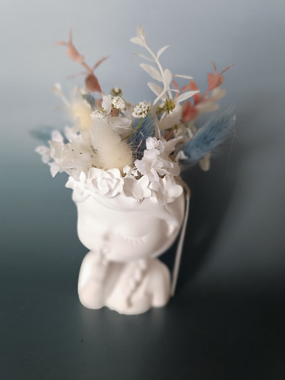 Fleurs séchées bleu jean, blanches et feuillage rose