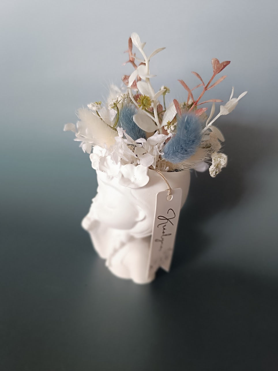 Fleurs séchées bleu jean, blanches et feuillage rose