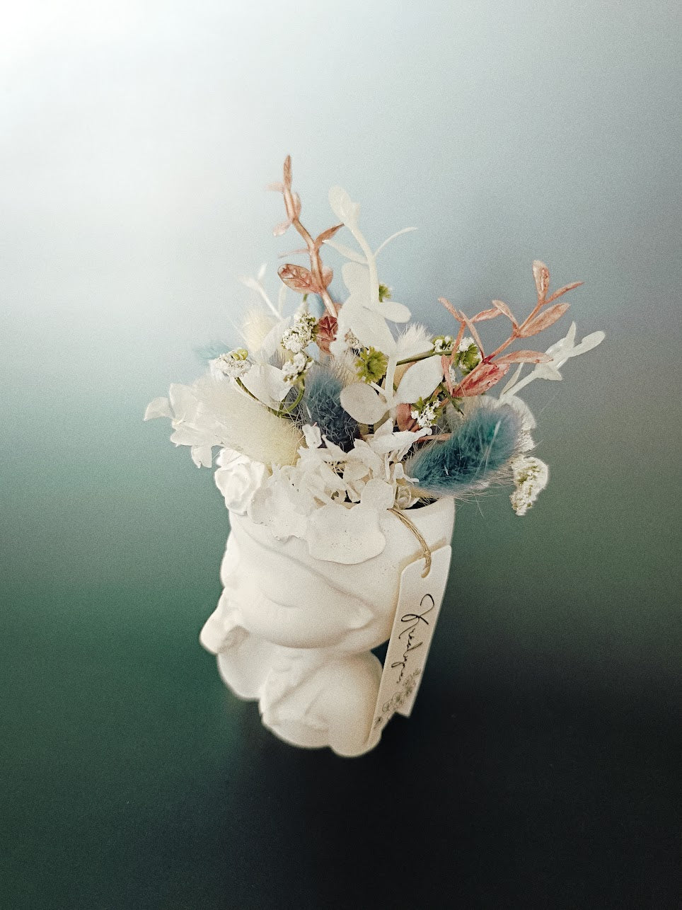 Fleurs séchées bleu jean, blanches et feuillage rose