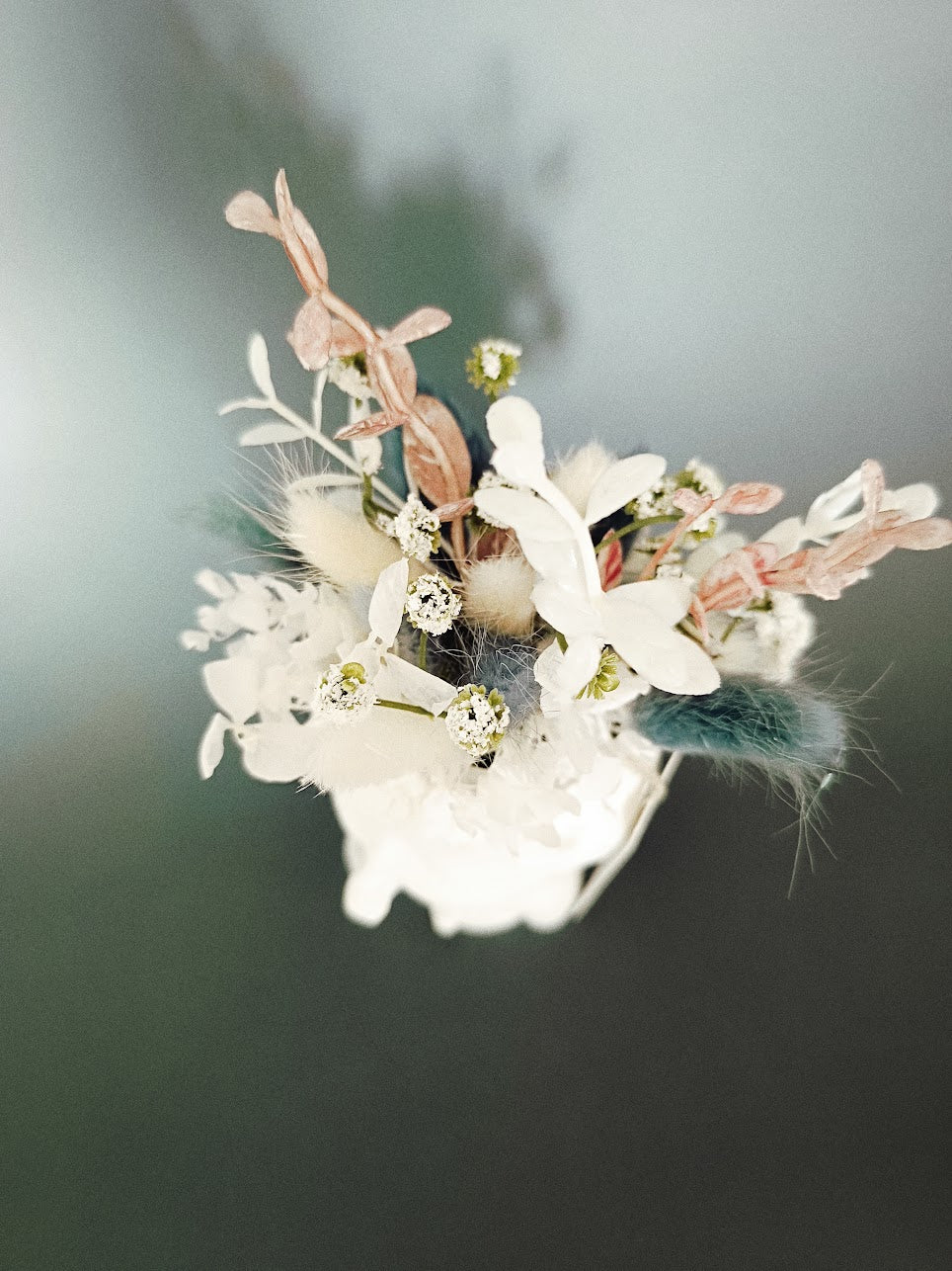 Fleurs séchées bleu jean, blanches et feuillage rose