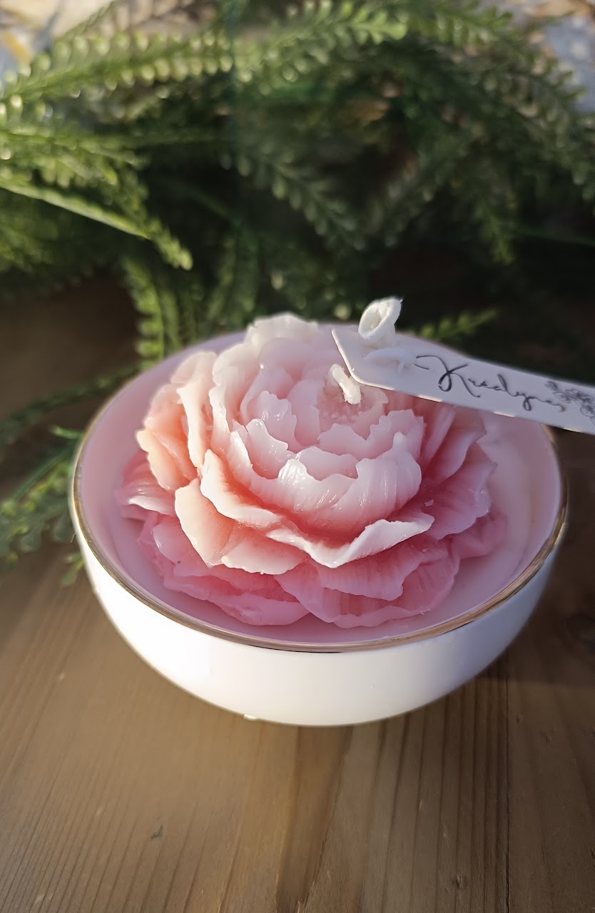 Bougie artisanale parfumée, coupe en céramique blanche bordure or