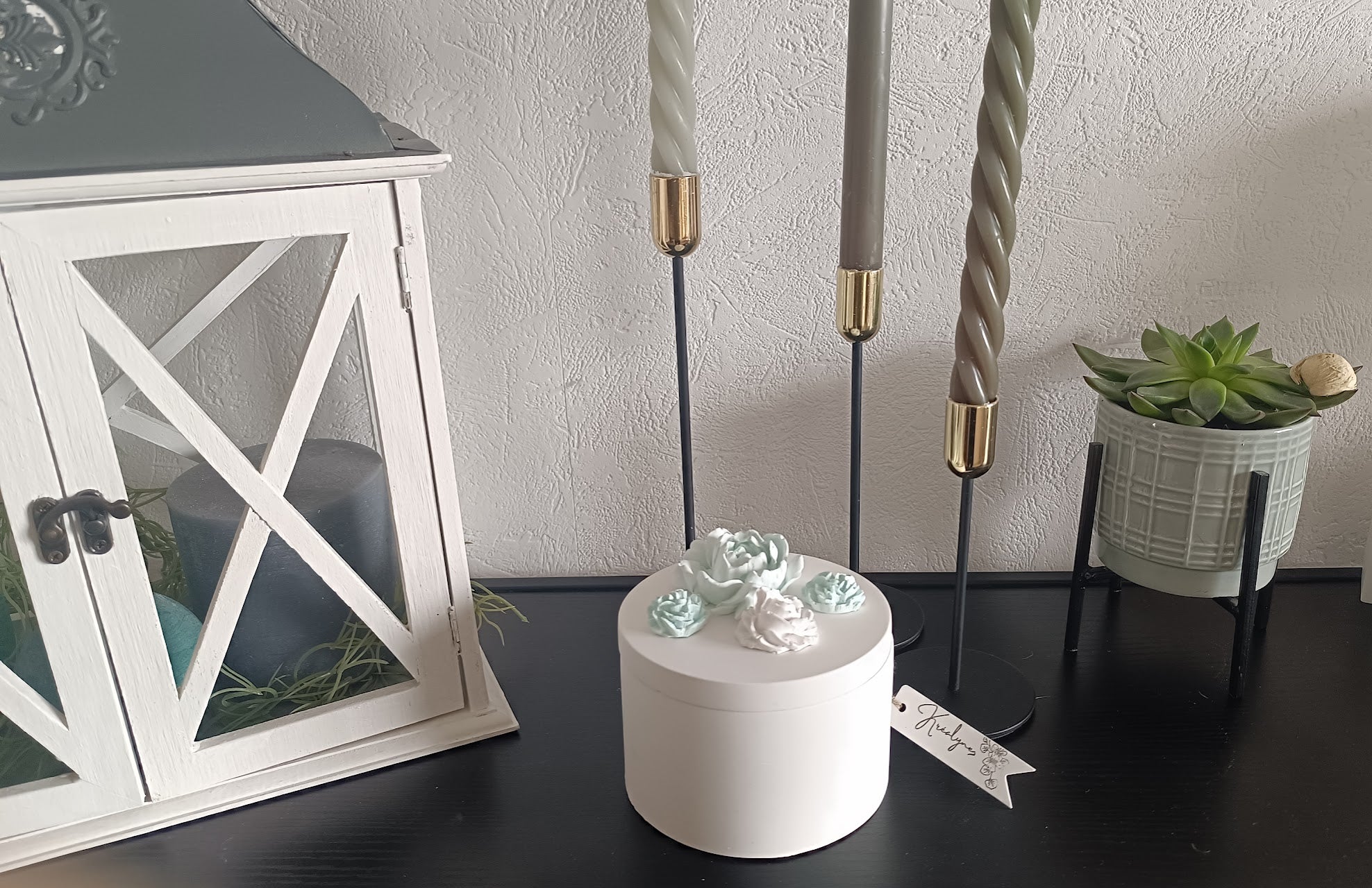 Boîte de rangement céramique blanche – fleurs blanches et turquoises – Pièce unique