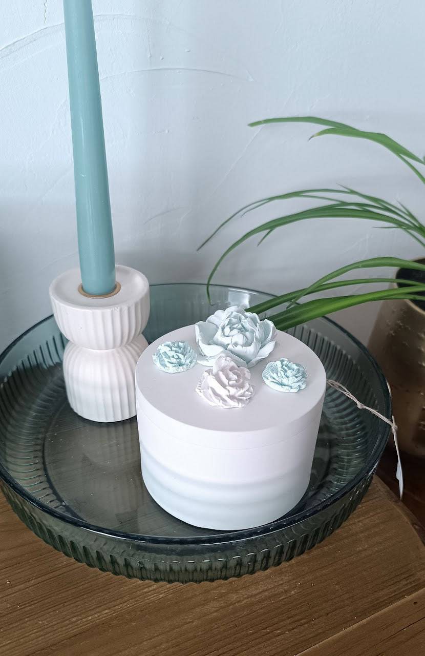 Boîte de rangement céramique blanche – fleurs blanches et turquoises – Pièce unique