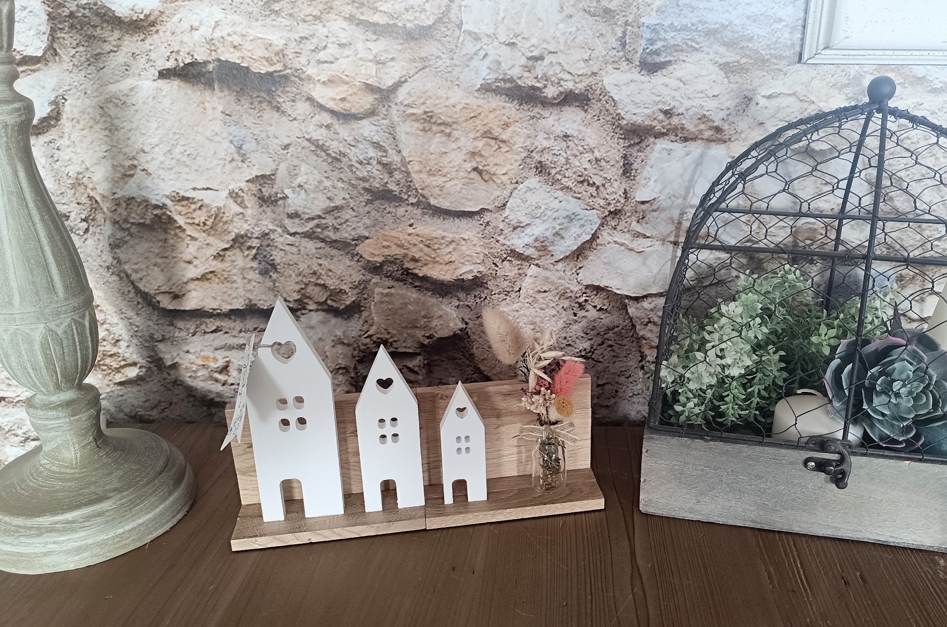 Décoration à poser,  maisons blanches et support bois.