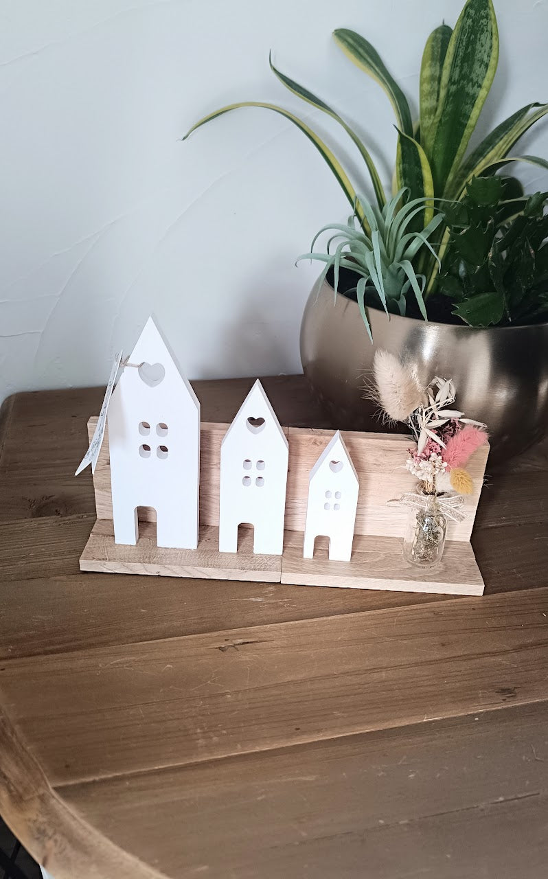 Décoration à poser,  maisons blanches et support bois.