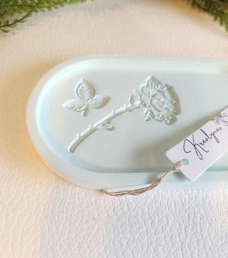 Plateau de rangement turquoise clair motif rose.