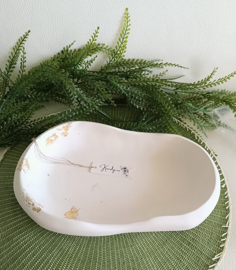 Grand plateau de décoration blanc et or.