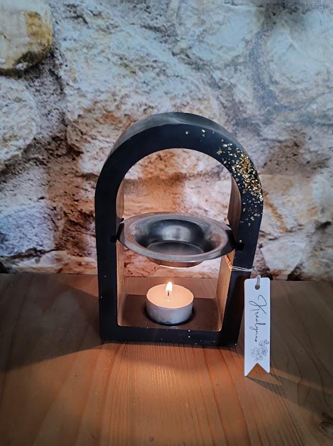 Brûle parfum arrondi noir et or.