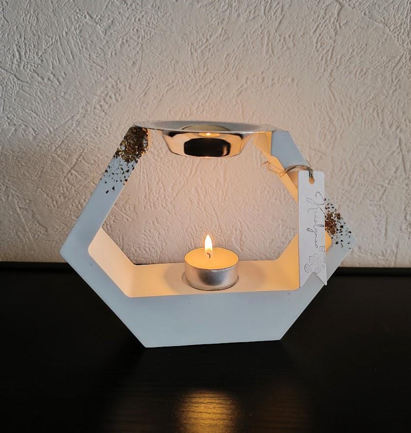 Brûle parfum losange blanc et or.