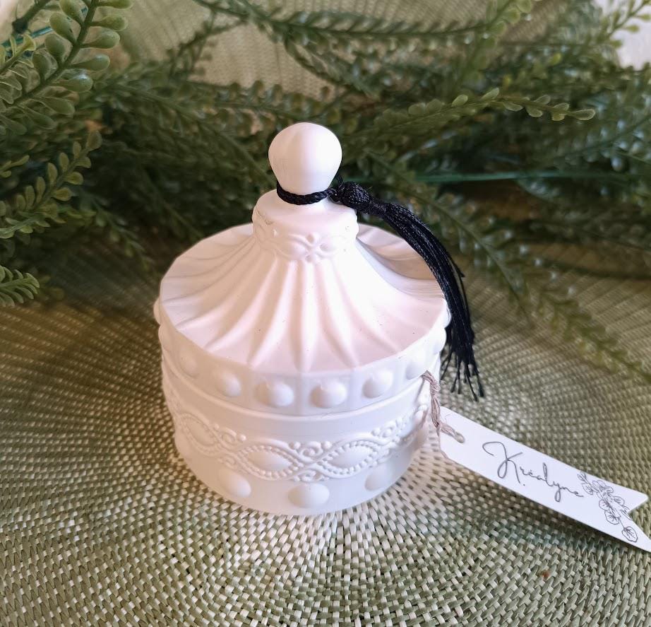 Boîte à bijoux blanche.