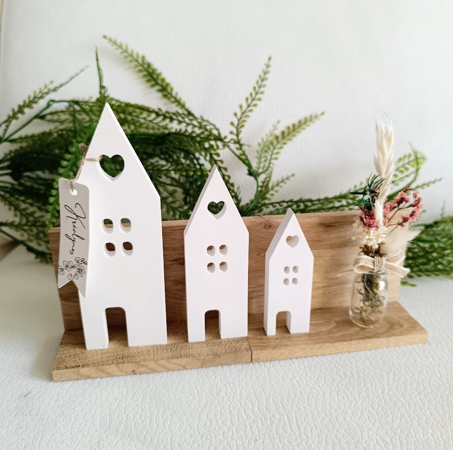 Décoration à poser,  maisons blanches et support bois.