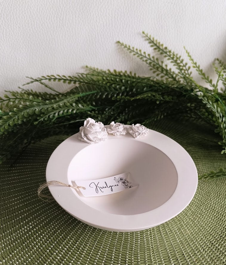 Coupe blanche roses en relief.