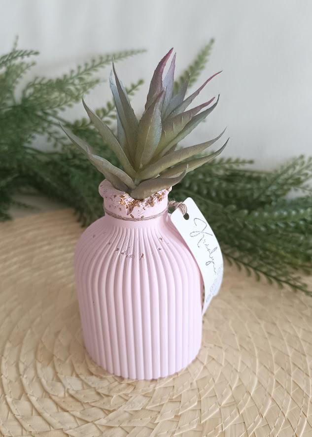 Vase décoratif rose et or.