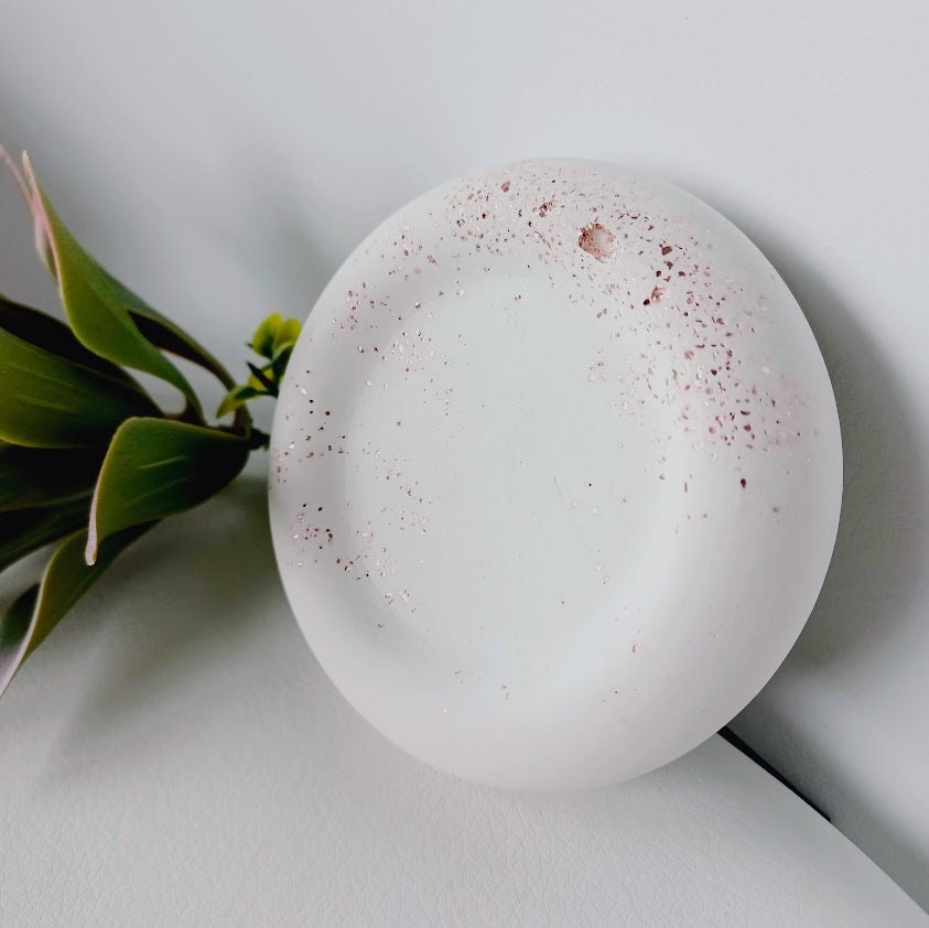 Plateau rond blanc et rose.