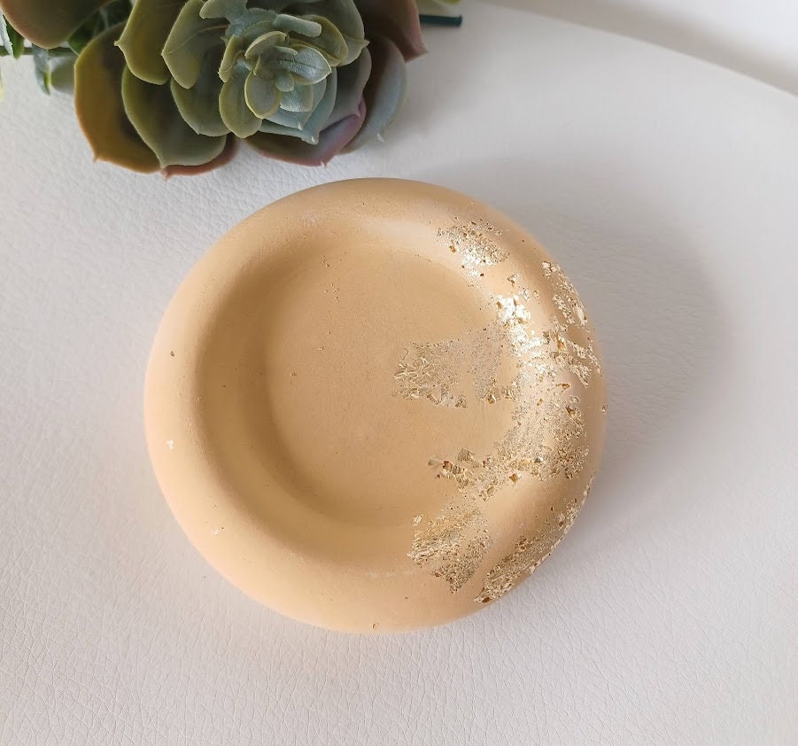 Plateau rond ocre et or.